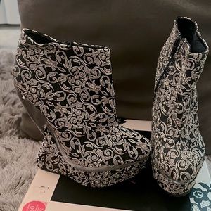 Qupid embroidered heels